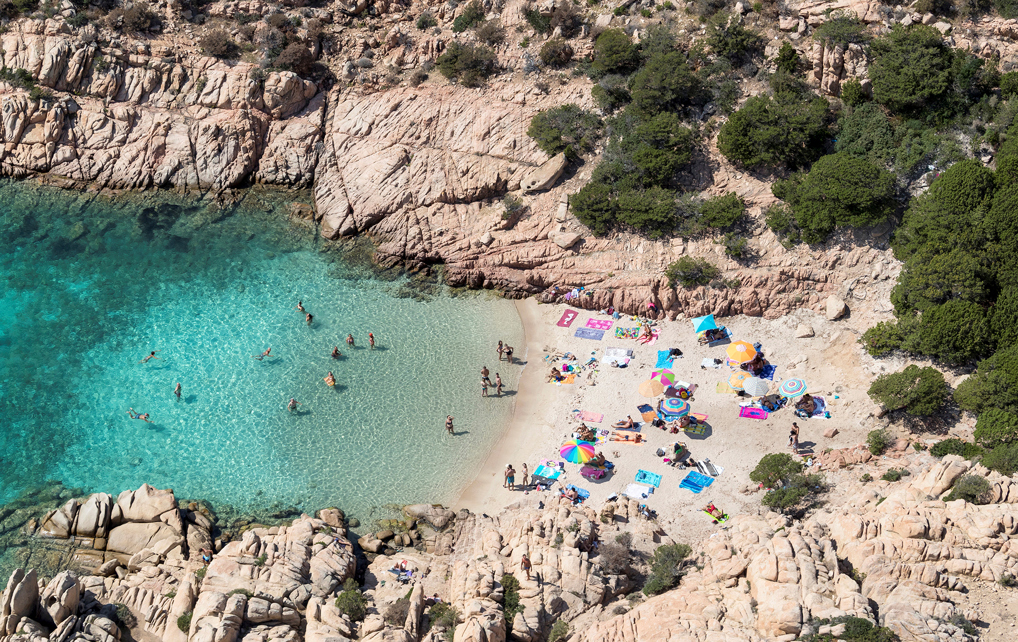 Платные пляжи и лимиты на экскурсии. Как в Европе борются с "лишними" туристами